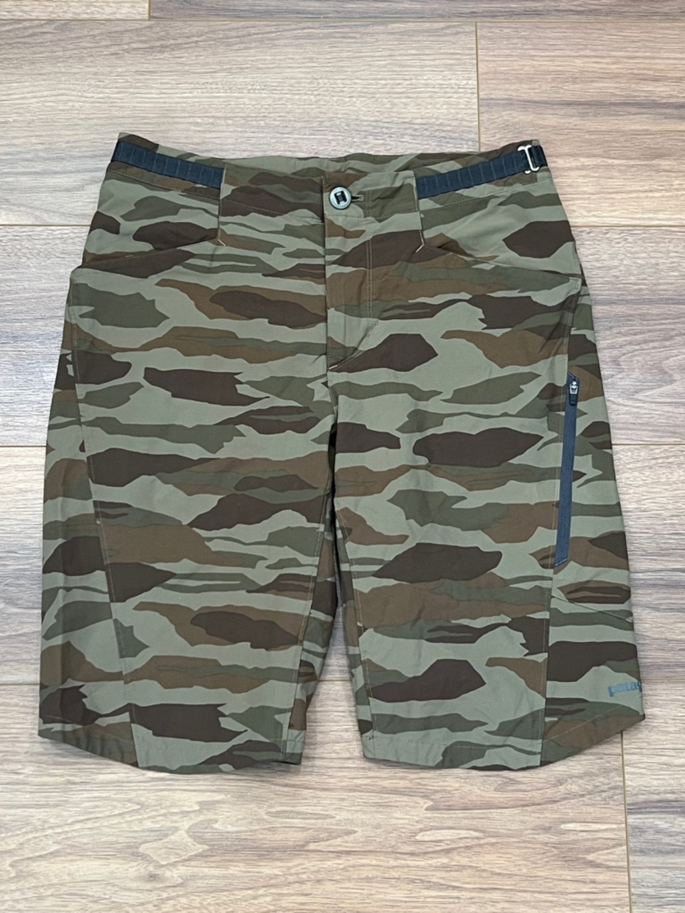 Patagonia Dirtcraft Bike Shorts in Camo Size 31